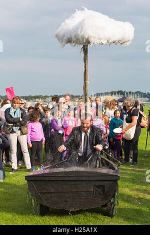 Popularité des chaussures élégantes, Harbourside Park, Poole, Dorset, UK. 24 septembre 2016. En l'air, une partie de l'intérieur projet, voit divers artistes présentant les foules avec une performance de cirque contemporain et de la musique contre un arrière-plan spectaculaire de la mer et du ciel. Acrojou - un théâtre itinérant intime et installation sonore, où un seul batelier traverse un vaste océan d'espoirs et de souvenirs passé, accompagné de son propre crédit de tempête : Carolyn Jenkins/Alamy Live News Banque D'Images