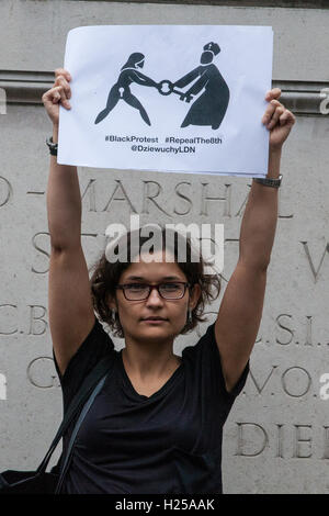 Londres, Royaume-Uni. 24 Septembre, 2016. Les groupes de femmes polonaises et les supporters affluent à l'extérieur de l'ambassade de Pologne pour l'une des deux manifestations à Londres - l'autre a eu lieu en dehors de l'ambassade d'Irlande - afin de coïncider avec le choix de mars à Dublin contre l'Irlande est le strict Loi sur l'avortement et abroger la 8e protestations dans le monde entier. Credit : Mark Kerrison/Alamy Live News Banque D'Images