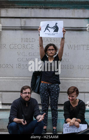 Londres, Royaume-Uni. 24 Septembre, 2016. Les groupes de femmes polonaises et les supporters affluent à l'extérieur de l'ambassade de Pologne pour l'une des deux manifestations à Londres - l'autre a eu lieu en dehors de l'ambassade d'Irlande - afin de coïncider avec le choix de mars à Dublin contre l'Irlande est le strict Loi sur l'avortement et abroger la 8e protestations dans le monde entier. Credit : Mark Kerrison/Alamy Live News Banque D'Images