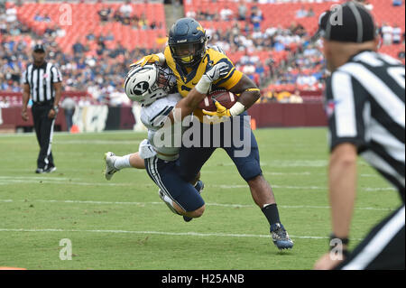 Landover, Maryland, USA. Sep 24, 2016. West Virginia Mountaineers RUSHEL running back # 7 SHELL tente de briser un plaquage près de la ligne de but au cours d'un match joué à FedEx Field à Landover, MD. © Ken Inness/ZUMA/Alamy Fil Live News Banque D'Images