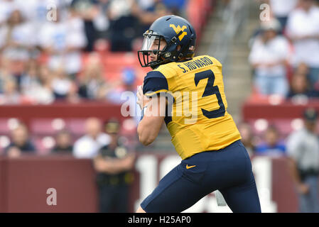 Landover, Maryland, USA. Sep 24, 2016. West Virginia Mountaineers quarterback SKYLER HOWARD no 3 traite d'adopter au cours d'un match joué à FedEx Field à Landover, MD. © Ken Inness/ZUMA/Alamy Fil Live News Banque D'Images