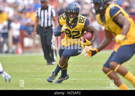 Landover, Maryland, USA. Sep 24, 2016. La West Virginia Mountaineers wide receiver DEVONTE MATHIS # 82 tours, champ après avoir fait une prise au cours d'un match joué à FedEx Field à Landover, MD. © Ken Inness/ZUMA/Alamy Fil Live News Banque D'Images