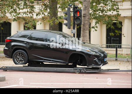 Londres, Angleterre, Royaume-Uni. 24 septembre 2016. Faire de l'équipe du film une scène du nouveau film Transformers 5 Allée sur Jubiliee à Londres à l'extérieur de Buckingham Palace. Un Lexus sur une plate-forme spéciale pour tourner la voiture pour filmer une scène de poursuite de voiture spectaculaire. Crédit : Andrew Steven Graham/Alamy Live News Banque D'Images