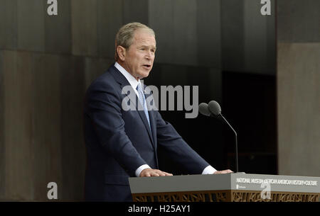 Washington, District de Columbia, Etats-Unis. Sep 24, 2016. L'ancien Président des États-Unis George W. Bush parle lors de la cérémonie d'ouverture de la Smithsonian National Museum of African American History and Culture le 24 septembre 2016 à Washington, DC. Le musée est l'ouverture de treize ans après le Congrès et le président George Bush a autorisé sa construction. Crédit : Olivier Douliery/Piscine via CNP Crédit : Olivier Douliery/CNP/ZUMA/Alamy Fil Live News Banque D'Images