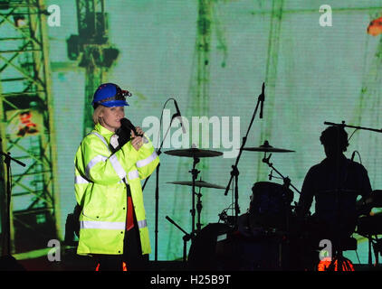 Bucarest, Roumanie. 24 Septembre, 2016. 2016 IMAPP : Róisín Murphy sur scène dans Piata Constitutiei Crédit : Douglas MacKenzie/Alamy Live News Banque D'Images