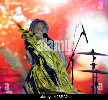 Bucarest, Roumanie. 24 Septembre, 2016. 2016 IMAPP : Róisín Murphy sur scène dans Piata Constitutiei Crédit : Douglas MacKenzie/Alamy Live News Banque D'Images