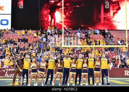 Landover, Maryland, USA. Sep 24, 2016. Le WVU cheerleaders chanter des routes de campagne à la suite d'un match joué à FedEx Field à Landover, MD. WVU tenue le à battre BYU 35-32 pour passer à 3-0. © Ken Inness/ZUMA/Alamy Fil Live News Banque D'Images