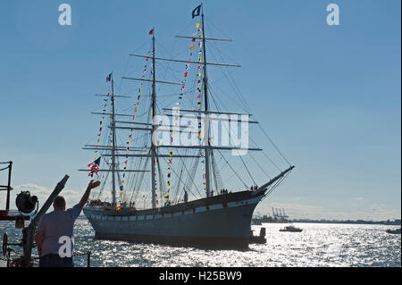 New York, NY, 24 sept., 2016 - South Street Seaport Museum's 1885 cargo voilier Wavertree est retournée chez elle pier le 24 septembre après une restauration de 13 millions de dollars. Construit à Southampton, en Grande-Bretagne, elle a fait le tour de la Terre quatre fois dans sa carrière, apportant une grande variété de marchandises. Après cinq mois en cale sèche, elle a été retournée à l'état qu'elle était en cours quand elle a navigué, il y a 106 ans. Credit : Terese Loeb Kreuzer/Alamy Live News Banque D'Images