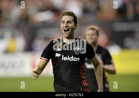 Washington, DC, USA. Sep 24, 2016. D.C. United en avant PATRICK MULLINS (16) célèbre son but contre Orlando City FC dans la première moitié au RFK Stadium de Washington. Credit : Chuck Myers/ZUMA/Alamy Fil Live News Banque D'Images