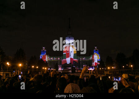 Moscou, Russie. Sep 24, 2016. Les gens regardent un spectacle de lumière en face de l'Université d'État de Moscou, à Moscou, Russie, le 24 septembre, 2016. Le Cercle de lumière Moscow international festival est un événement annuel où des concepteurs et des spécialistes de l'art audiovisuel de divers pays réinventer l'architecture de Moscou par l'utilisation de la vidéo à la cartographie. Credit : Bai Xueqi/Xinhua/Alamy Live News Banque D'Images