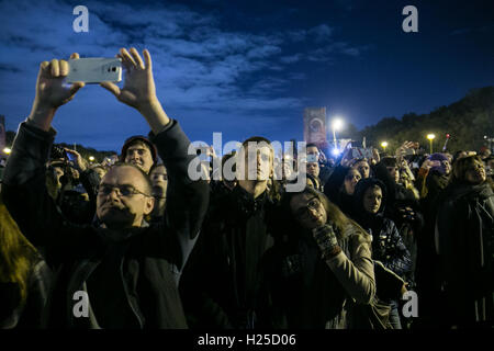 Moscou, Russie. Sep 24, 2016. Regarder les gens d'artifice lors d'un spectacle de lumière en face de l'Université d'État de Moscou, à Moscou, Russie, le 24 septembre, 2016. Le Cercle de lumière Moscow international festival est un événement annuel où des concepteurs et des spécialistes de l'art audiovisuel de divers pays réinventer l'architecture de Moscou par l'utilisation de la vidéo à la cartographie. Credit : Bai Xueqi/Xinhua/Alamy Live News Banque D'Images