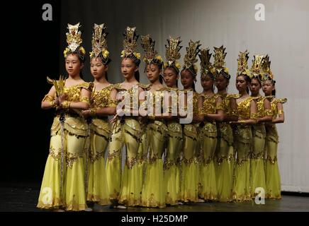 Chicago, USA. Sep 24, 2016. Les étudiants de l'Institut Confucius à Chicago (CIC) et le Chicago Public Schools (CPS) effectuer la danse 'Thousand-Hand Kwan-Yin' at Whitney Young Magnet High School à Chicago, États-Unis, le 24 septembre, 2016. Des centaines d'étudiants d'écoles primaires et secondaires à Chicago se sont réunis à Whitney Young Magnet High School samedi d'avoir une gorgée de la culture traditionnelle chinoise à la Festival culturel chinois. © Wang Ping/Xinhua/Alamy Live News Banque D'Images