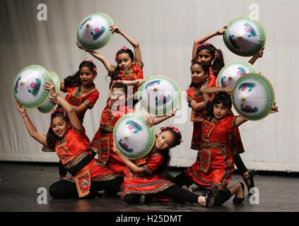 Chicago, USA. Sep 24, 2016. Les étudiants de l'Institut Confucius à Chicago (CIC) et le Chicago Public Schools (CPS) effectuer l'trational chinois danse à Whitney Young Magnet High School à Chicago, États-Unis, le 24 septembre, 2016. Des centaines d'étudiants d'écoles primaires et secondaires à Chicago se sont réunis à Whitney Young Magnet High School samedi d'avoir une gorgée de la culture traditionnelle chinoise à la Festival culturel chinois. © Wang Ping/Xinhua/Alamy Live News Banque D'Images