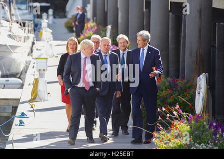 Le secrétaire d'Etat John Kerry promenades le long des quais avec des ministres des affaires étrangères du Royaume-Uni, France, Allemagne, Italie, et l'Union européenne avant de prendre une croisière autour du port de Boston, 24 septembre 2016 à Boston, Massachusetts. L'avant de gauche à droite : le Secrétaire aux affaires étrangères britannique Boris Johnson, Ministre des affaires étrangères français Jean-Marc Ayrault, Secrétaire d'État John Kerry. Rangée arrière : Haut Représentant de l'Union européenne Federica Mogherini, Ministre allemand des Affaires étrangères Frank-Walter Steinmeier et le ministre des Affaires étrangères italien Paolo Gentiloni. Banque D'Images