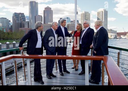 Le Massachusetts, USA. 24 Septembre, 2016. Le secrétaire d'Etat John Kerry parle avec des ministres des affaires étrangères du Royaume-Uni, France, Allemagne, Italie, et l'Union européenne au cours d'une croisière autour de Port de Boston à bord du Northern Lights le 24 septembre 2016 à Boston, Massachusetts. De gauche à droite : le ministre des Affaires étrangères italien Paolo Gentiloni, Ministre des affaires étrangères français Jean-Marc Ayrault, Secrétaire d'État John Kerry, Haut Représentant de l'Union européenne Federica Mogherini, le ministre allemand des affaires étrangères, Frank-Walter Steinmeier, Ministre des affaires étrangères du Royaume-Uni et Boris Johnson. Credit : Planetpix/Alamy Live News Banque D'Images