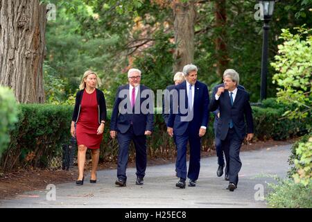 Le secrétaire d'Etat John Kerry promenades avec des ministres des affaires étrangères du Royaume-Uni, France, Allemagne, Italie, et l'Union européenne, sur le campus de l'Université Tufts, 24 septembre 2016 à Medford, Massachusetts. De gauche à droite : Haut Représentant de l'Union européenne Federica Mogherini, le ministre allemand des affaires étrangères, Frank-Walter Steinmeier, Secrétaire d'État John Kerry et le ministre des Affaires étrangères italien Paolo Gentiloni. Le Secrétaire aux affaires étrangères britannique Boris Johnson et le ministre des Affaires étrangères français Jean-Marc Ayrault sont derrière. Banque D'Images