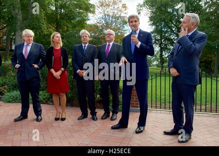 Le secrétaire d'Etat John Kerry, aux côtés des ministres des affaires étrangères du Royaume-Uni, France, Allemagne, Italie, et l'Union européenne s'adresse aux élèves de l'école Fletcher de droit et de diplomatie et Tisch College sur le campus de l'Université Tufts, 24 septembre 2016 à Medford, Massachusetts. De gauche à droite, le Secrétaire aux affaires étrangères britannique Boris Johnson, Haut Représentant de l'Union européenne Federica Mogherini, Ministre des affaires étrangères italien Paolo Gentiloni, Ministre allemand des Affaires étrangères Frank-Walter Steinmeier, Secrétaire d'État américain John Kerry et le ministre des Affaires étrangères français Jean-Marc Ayrault. Banque D'Images