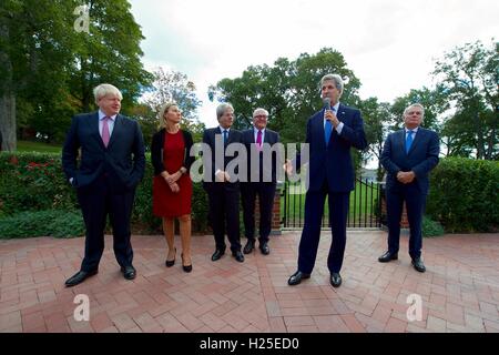 Le secrétaire d'Etat John Kerry, aux côtés des ministres des affaires étrangères du Royaume-Uni, France, Allemagne, Italie, et l'Union européenne s'adresse aux élèves de l'école Fletcher de droit et de diplomatie et Tisch College sur le campus de l'Université Tufts, 24 septembre 2016 à Medford, Massachusetts. De gauche à droite, le Secrétaire aux affaires étrangères britannique Boris Johnson, Haut Représentant de l'Union européenne Federica Mogherini, Ministre des affaires étrangères italien Paolo Gentiloni, Ministre allemand des Affaires étrangères Frank-Walter Steinmeier, Secrétaire d'État américain John Kerry et le ministre des Affaires étrangères français Jean-Marc Ayrault. Banque D'Images