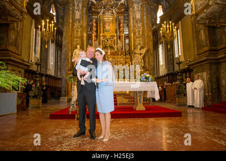 Parme, Italie. Sep 24, 2016. Carlos Prince et Princesse Annemarie de Bourbon de Parme introduire leur fils Carlos(24-04-2016) à Parme, Italie, 24 septembre 2016. Photo : Patrick van Katwijk/ POINT DE VUE - PAS DE FIL - SERVICE/dpa/Alamy Live News Banque D'Images