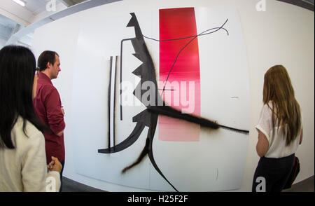 Reutlingen, Allemagne. 25 Septembre, 2016. Personnes regardant une toile de l'artiste Albert Ohelen lors de l'ouverture de l'exposition de l'artiste Georg Baselitz et Albert Oehlen à Reutlingen, Allemagne, 25 septembre 2016. L'exposition est ouverte jusqu'au 15 janvier 2017. PHOTO : CHRISTOPH SCHMIDT/dpa/Alamy Live News Banque D'Images