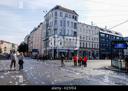 Berlin, Allemagne, 25 Septembre, 2016. Marathon de Berlin au kilomètre 10 mark à Rosenthalerplatz. Coureurs étaient en compétition dans un monde de marathon Abbott (AWMM majeur) - qui fait partie d'une série de six des plus grandes et plus célèbres marathons dans le monde : Tokyo, Boston, Virgin Money, Londres, Berlin BMW Chicago Bank of America et le TCS New York City Marathon. Credit : Eden Breitz/Alamy Live News Banque D'Images