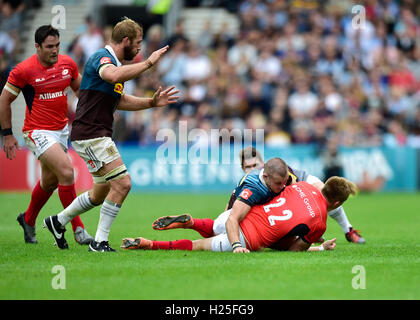 Londres, Royaume-Uni. 24 Septembre, 2016. Nick Tompkins des Saracens est abordé au cours de l'Aviva Premiership match entre Harlequins et Saracens à Twickenham Stoop. Credit : Taka Wu/Alamy Live News Banque D'Images