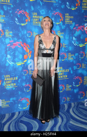 WEST HOLLYWOOD, CA - 24 SEPTEMBRE : Julie Bowen assiste à la Los Angeles 47e anniversaire du Centre LGBT Vanguard Awards Gala sur Pacific Design Center le 24 septembre 2016 à West Hollywood, Californie. (Crédit : Parisa Afsahi/MediaPunch). Banque D'Images