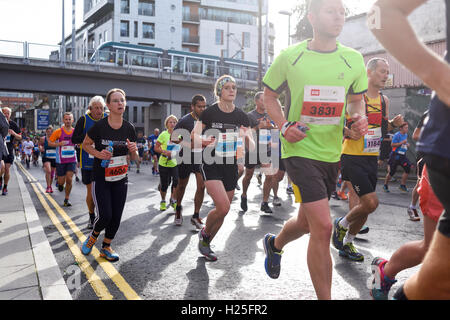 Nottingham, Royaume-Uni. 25 Septembre, 2016. Des milliers de coureurs ont pris part à l'Ikano Bank Robin Hood Marathon & Half Marathon aujourd'hui. La course a commencé et fini sur le Victoria Embankment sur le côté de la rivière Trent. Crédit : Ian Francis/Alamy Live News Banque D'Images