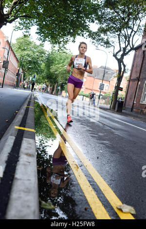 Nottingham, Royaume-Uni. 25 septembre 2016. Des milliers de coureurs ont participé aujourd'hui au marathon et semi-marathon Robin Hood de la IKANO Bank. La course a commencé et s'est terminée sur le quai Victoria, sur le côté de la rivière Trent. Crédit : Ian Francis/Alay Live News Banque D'Images