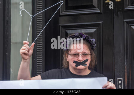 Londres, Royaume-Uni. Sep 24, 2016. Une féministe polonaise est tenue à l'cintres de protestation contre l'ambassade de Pologne en solidarité avec la 5e marche annuelle pour la liberté de choix en Irlande contre les strictes lois anti-avortement il condamné par l'ONU comme "cruels, inhumains et dégradants". En Pologne les députés dans le conseil d'parti conservateur Droit et Justice (PiS) sont suivies d'un projet de loi présenté par le lobby de l'avortement d'arrêt qui permettrait l'avortement sauf si la vie de la mère était en danger passible de 3 à 5 ans de prison. Crédit : Peter Marshall/Alamy Live News Banque D'Images