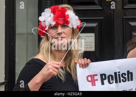 Londres, Royaume-Uni. Sep 24, 2016. Une féministe polonaise est tenue à l'cintres de protestation contre l'ambassade de Pologne en solidarité avec la 5e marche annuelle pour la liberté de choix en Irlande contre les strictes lois anti-avortement il condamné par l'ONU comme "cruels, inhumains et dégradants". En Pologne les députés dans le conseil d'parti conservateur Droit et Justice (PiS) sont suivies d'un projet de loi présenté par le lobby de l'avortement d'arrêt qui permettrait l'avortement sauf si la vie de la mère était en danger passible de 3 à 5 ans de prison. Crédit : Peter Marshall/Alamy Live News Banque D'Images