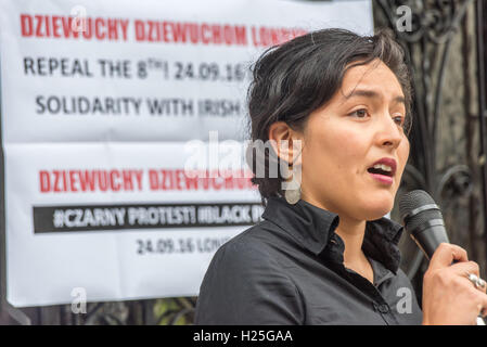 Londres, Royaume-Uni. Sep 24, 2016. Une femme parle à la protestation à l'ambassade de Pologne solidaire de la 5e marche annuelle pour la liberté de choix en Irlande contre les strictes lois anti-avortement il condamné par l'ONU comme "cruels, inhumains et dégradants". En Pologne les députés dans le conseil d'parti conservateur Droit et Justice (PiS) sont suivies d'un projet de loi présenté par le lobby de l'avortement d'arrêt qui permettrait l'avortement sauf si la vie de la mère était en danger passible de 3 à 5 ans de prison. Crédit : Peter Marshall/Alamy Live News Banque D'Images