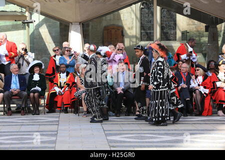 Londres, Royaume-Uni. 25 Septembre, 2016. Le dernier dimanche de septembre les Pearly Kings and Queens of London's Costermongers célébrer la récolte dans leur propre style unique à l'accueil spirituel des Cockney, l'église de St Mary-le-Bow sur Cheapside. Un défilé de dignitaires avec goodies comestibles est transportée par Barrow et l'âne de la Guildhall à l'église pour un service spécial. Les célèbres cloches Bow sont appelés pendant l'événement. © Ashok Saxena/Alamy Live News Banque D'Images