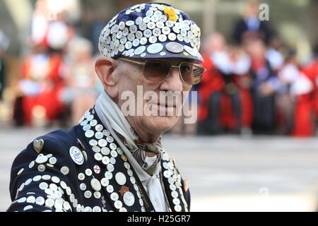 Le dernier dimanche de septembre les Pearly Kings and Queens of London's Costermongers célébrer la récolte dans leur propre style unique à l'accueil spirituel des Cockney, l'église de St Mary-le-Bow sur Cheapside. Un défilé de dignitaires avec goodies comestibles est transportée par Barrow et l'âne de la Guildhall à l'église pour un service spécial. Les célèbres cloches Bow sont appelés pendant l'événement. Banque D'Images