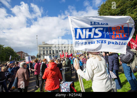 Liverpool, Royaume-Uni. 25 Septembre, 2016. Environ 1000 manifestants ont pris part à une manifestation pour sauver le Liverpool Women's Hospital de la fermeture le dimanche 25 septembre, 2016. La manifestation coïncide avec le début de la conférence du parti travailliste qui a lieu dans la ville. Crédit : Christopher Middleton/Alamy Live News Banque D'Images