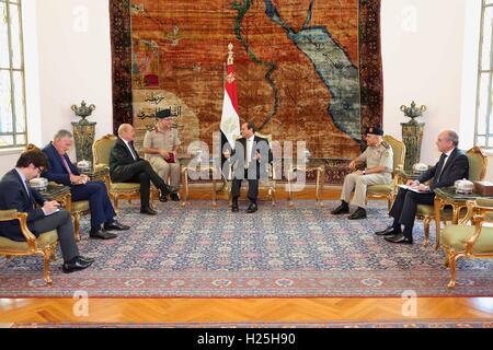 Le Caire, Égypte. 25 Septembre, 2016. Le président égyptien, Abdel Fattah al-Sisi se réunit avec le ministre français de la défense, Jean Yves le Drian, au Caire, en Égypte, le 25 septembre, 2016 Crédit : le président égyptien Office/APA/Images/fil ZUMA Alamy Live News Banque D'Images