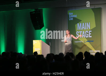 Londres, Royaume-Uni. 25 Septembre, 2016.New Scientist Live show à Londres Excel s'est félicité le Professeur Alice Roberts à la scène, où elle parle de la façon dont nous devenir humain.Alice est un anatomiste, anthropologue et professeur de l'Engagement public p dans les sciences à l'Université de Birmingham.Elle est aussi un diffuseur et a présenté plusieurs série de la BBC, y compris l'incroyable aventure humaine, l'origine d'entre nous, l'âge de glace géants et les Celtes. Elle a également présenté plusieurs programmes d'Horizon, le coût de la masse sur Radio 4. Crédit : Paul/Quezada-Neiman Alamy Live News Banque D'Images