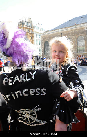 Londres, Royaume-Uni. 25 Septembre, 2016. Deux princesses nacré de Woolwich au Pearly Kings and Queens Harvest Festival, Guildhall Yard, London. La tradition de l'Pearly Kings and Queens a été commencé au 19e siècle par Henry Croft, un orphelin qui a travaillé comme une balayeuse dans le marché de Somers Town, Londres. Crédit : Michael Preston/Alamy Live News Banque D'Images