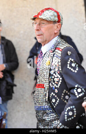 Londres, Royaume-Uni. 25 Septembre, 2016. Bob Paice, le Roi nacré de Forest Gate à l'Pearly Kings and Queens Harvest Festival, Guildhall Yard, London. La tradition de l'Pearly Kings and Queens a été commencé au 19e siècle par Henry Croft, un orphelin qui a travaillé comme une balayeuse dans le marché de Somers Town, Londres. Crédit : Michael Preston/Alamy Live News Banque D'Images