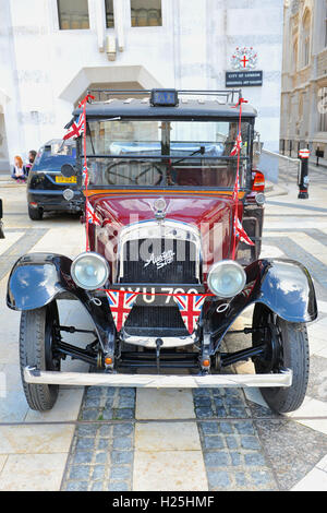 Londres, Royaume-Uni. 25 Septembre, 2016. Un vintage Austin Taxi 6 sur l'affichage à l'Pearly Kings and Queens Harvest Festival, Guildhall Yard, London où l'Pearlies, ainsi que certains des échevins de la ville de London a célébré la traditionnelle Fête des vendanges. La tradition de l'Pearly Kings and Queens a été commencé au 19e siècle par Henry Croft, un orphelin qui a travaillé comme une balayeuse dans le marché de Somers Town, Londres. Crédit : Michael Preston/Alamy Live News Banque D'Images