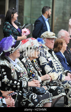 Londres, Royaume-Uni. 25 Septembre, 2016. Les Pearly Kings and Queens de Londres, ainsi que certains des échevins de la ville de London a célébré la traditionnelle Fête des vendanges aujourd'hui à Guildhall Yard, London. La tradition de l'Pearly Kings and Queens a été commencé au 19e siècle par Henry Croft, un orphelin qui a travaillé comme une balayeuse dans le marché de Somers Town, Londres. Crédit : Michael Preston/Alamy Live News Banque D'Images