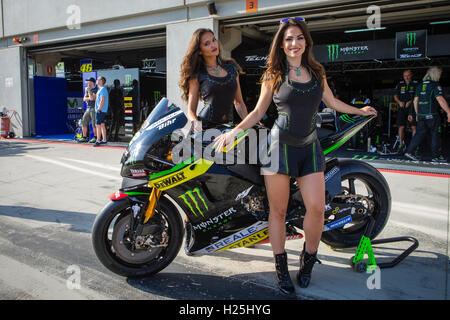 Motorland Aragón, Alcaniz, Espagne. 25 Septembre, 2016. Grand Prix MotoGP d'Aragon. Jour de la course. Parapluie Monster girls. Credit : Action Plus Sport/Alamy Live News Banque D'Images