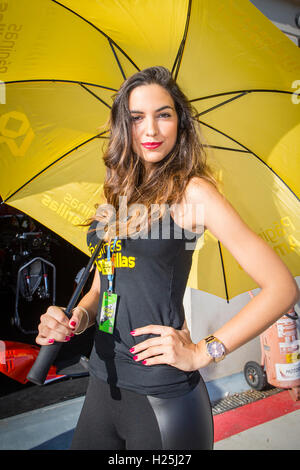 Motorland Aragón, Alcaniz, Espagne. 25 Septembre, 2016. Grand Prix MotoGP d'Aragon. Jour de la course. Paginas Amarillas umbrella girl. Credit : Action Plus Sport/Alamy Live News Banque D'Images