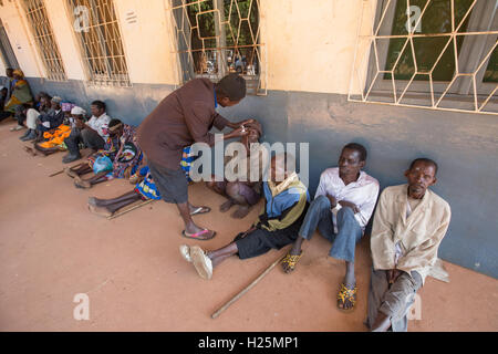 Hôpital Ribaue, Ribaue, province de Nampula, Mozambique, Août 2015 : bénéficiaires d'avoir leur file d'opérations de la cataracte. Photo de Mike Goldwater Banque D'Images