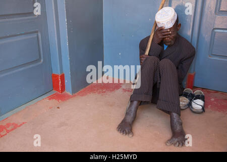 Hôpital Ribaue, Ribaue, province de Nampula, Mozambique, Août 2015 : bénéficiaires d'avoir leur file d'opérations de la cataracte. Photo de Mike Goldwater Banque D'Images