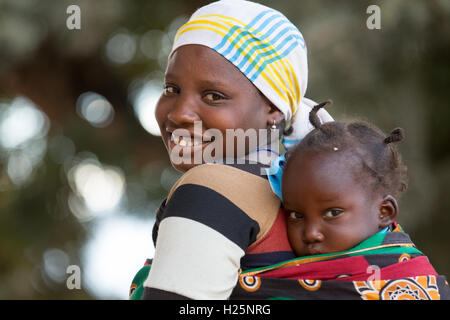 Hôpital Ribaue, Ribaue, province de Nampula, Mozambique, Août 2015 : Des proches des patients dans les hôpitaux. Photo de Mike Goldwater Banque D'Images