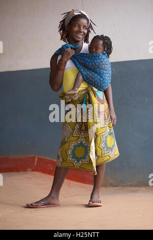 Hôpital Ribaue, Ribaue, province de Nampula, Mozambique, Août 2015 : Des proches des patients dans les hôpitaux. Photo de Mike Goldwater Banque D'Images