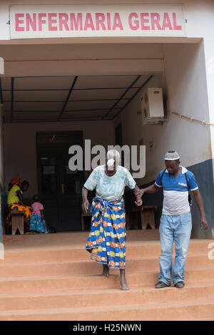 Hôpital Ribaue, Ribaue, province de Nampula, Mozambique, Août 2015 : cataracte patient et relative. Photo de Mike Goldwater Banque D'Images