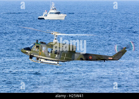 Armée de l'air italienne Agusta AB-212H81212 [mm] basée à Malte (déploiement se termine bientôt) d'effectuer une démonstration de sauvetage de la mer. Banque D'Images