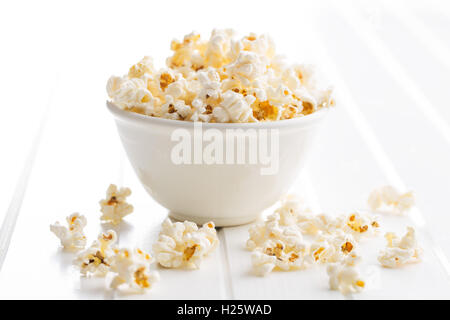 Dans un bol de pop-corn sur tableau blanc Banque D'Images